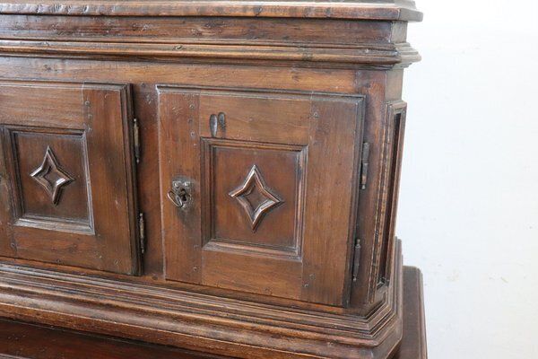 photo vintage Antique Cabinet In Walnut Wood, 1600s