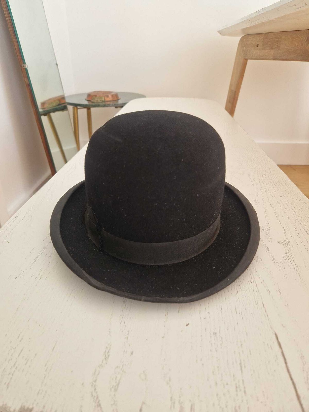 photo vinterior 1940s Hatbox (With Moleskin Top Hat And A Velvet Bowler Hat Inside)