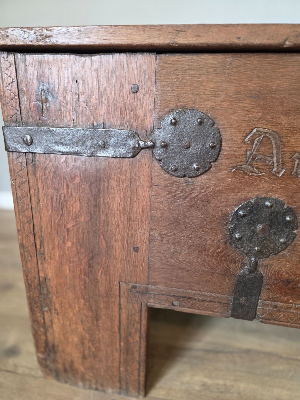 Dated Oak Ironbound Westphalian Coffeur photo vinterior