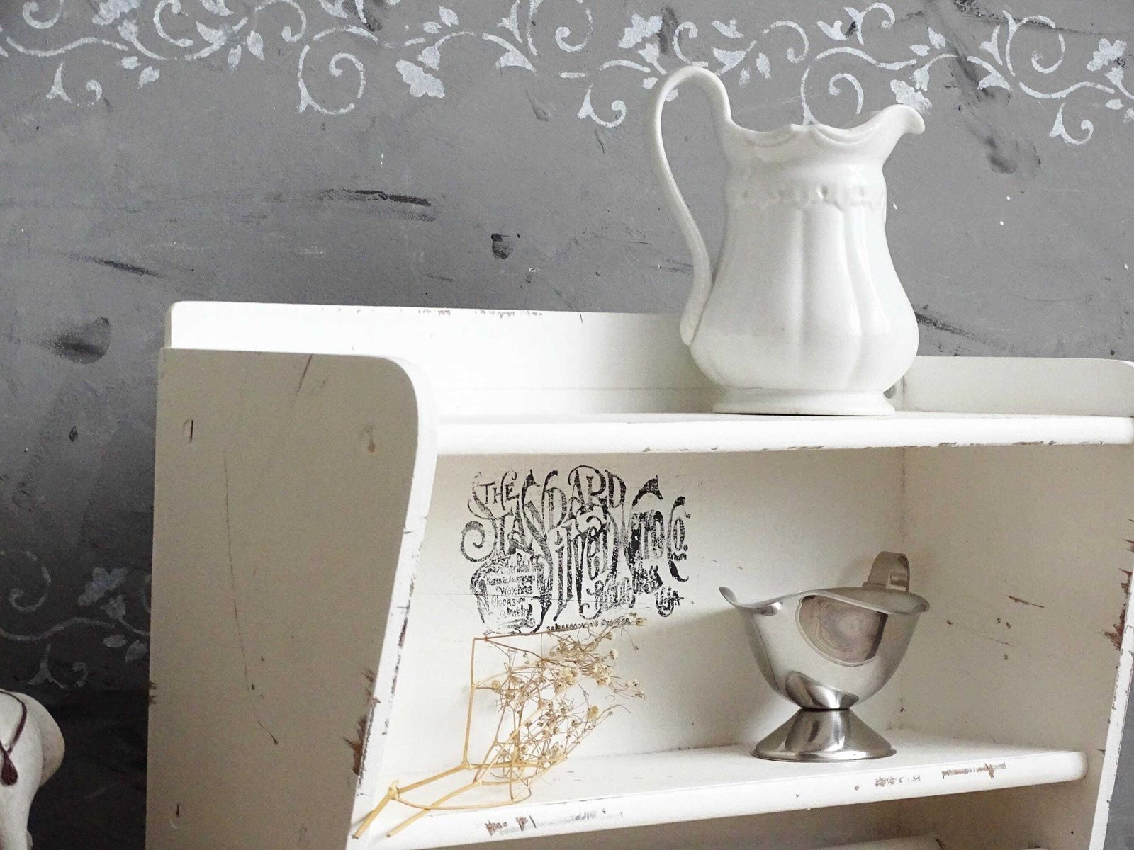 photo furniture Shabby Chic White Wood Bathroom Shelf With Towel Bar