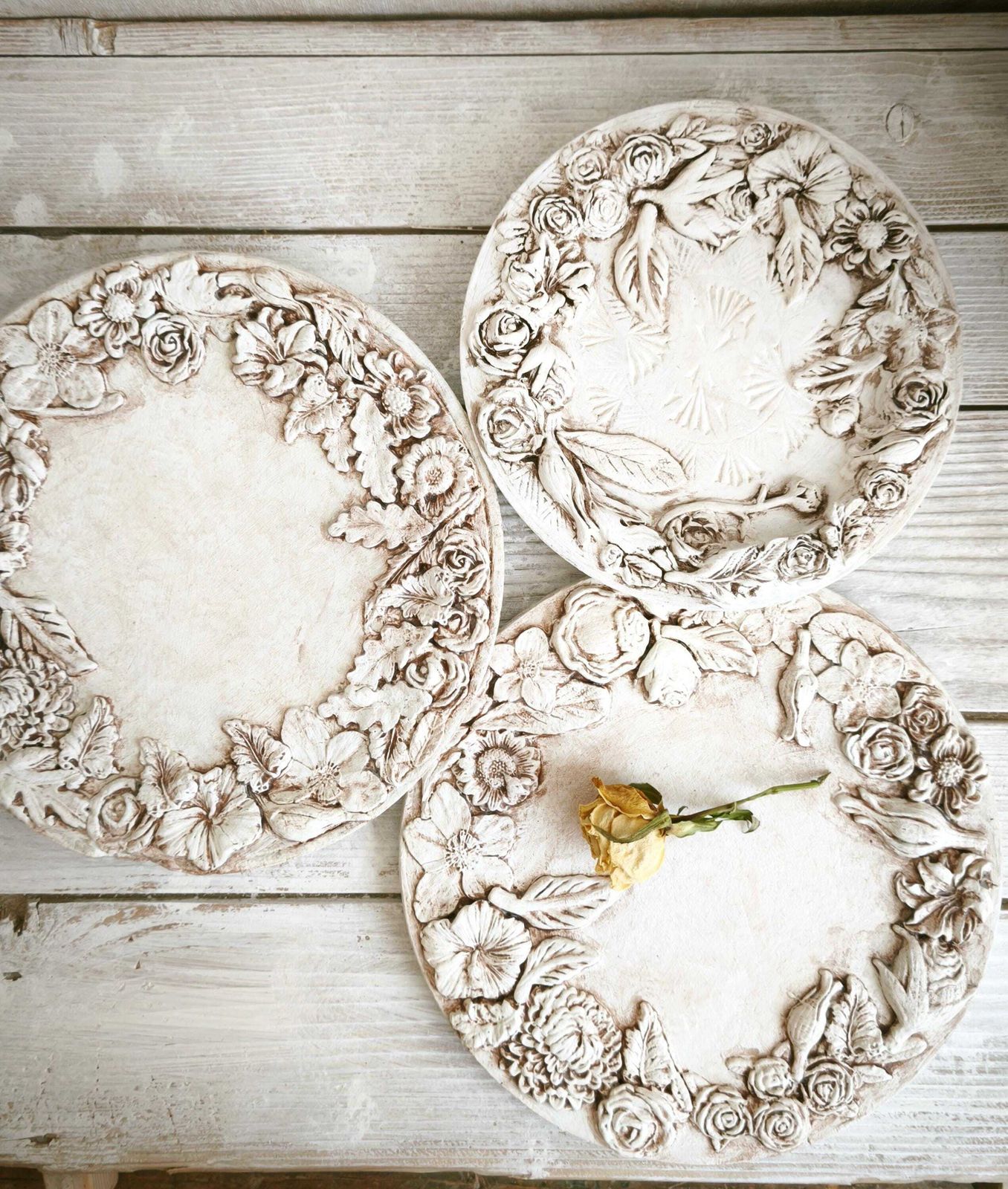 Shabby Chic Floral Wall Plaque: Aged Wood, Textured White Flowers