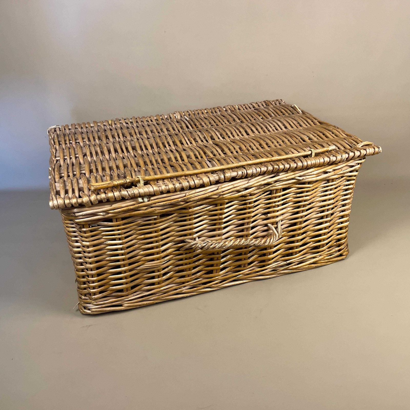 Rectangle Basket Woven Wicker Brown Antique Storage Lidded Lid Log Toys Tidy Handle Vintage Rectangle Lockable Picnic photo furniture
