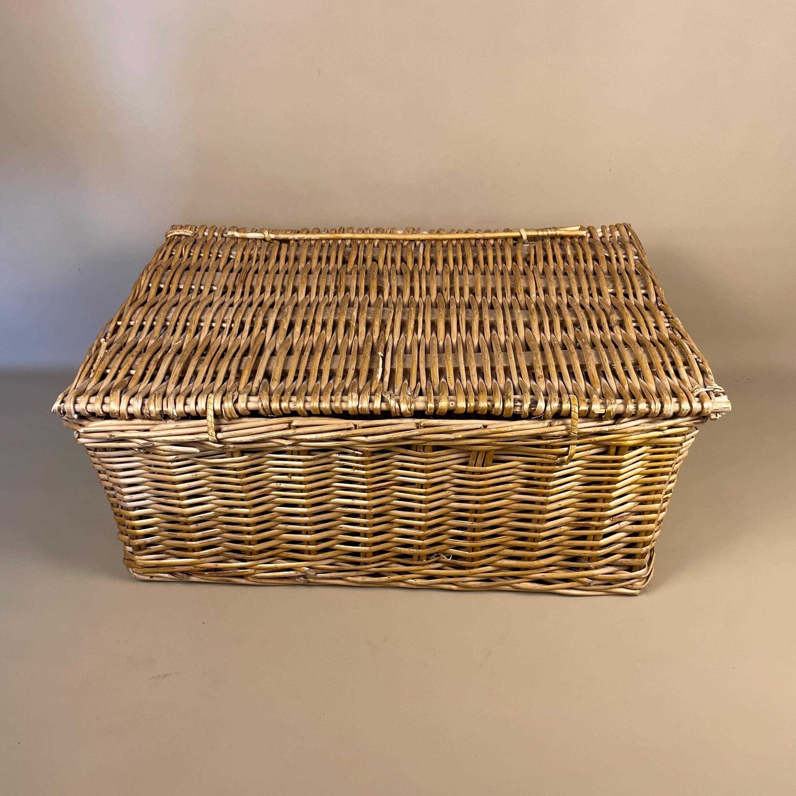 Rectangle Basket Woven Wicker Brown Antique Storage Lidded Lid Log Toys Tidy Handle Vintage Rectangle Lockable Picnic photo 65.0
