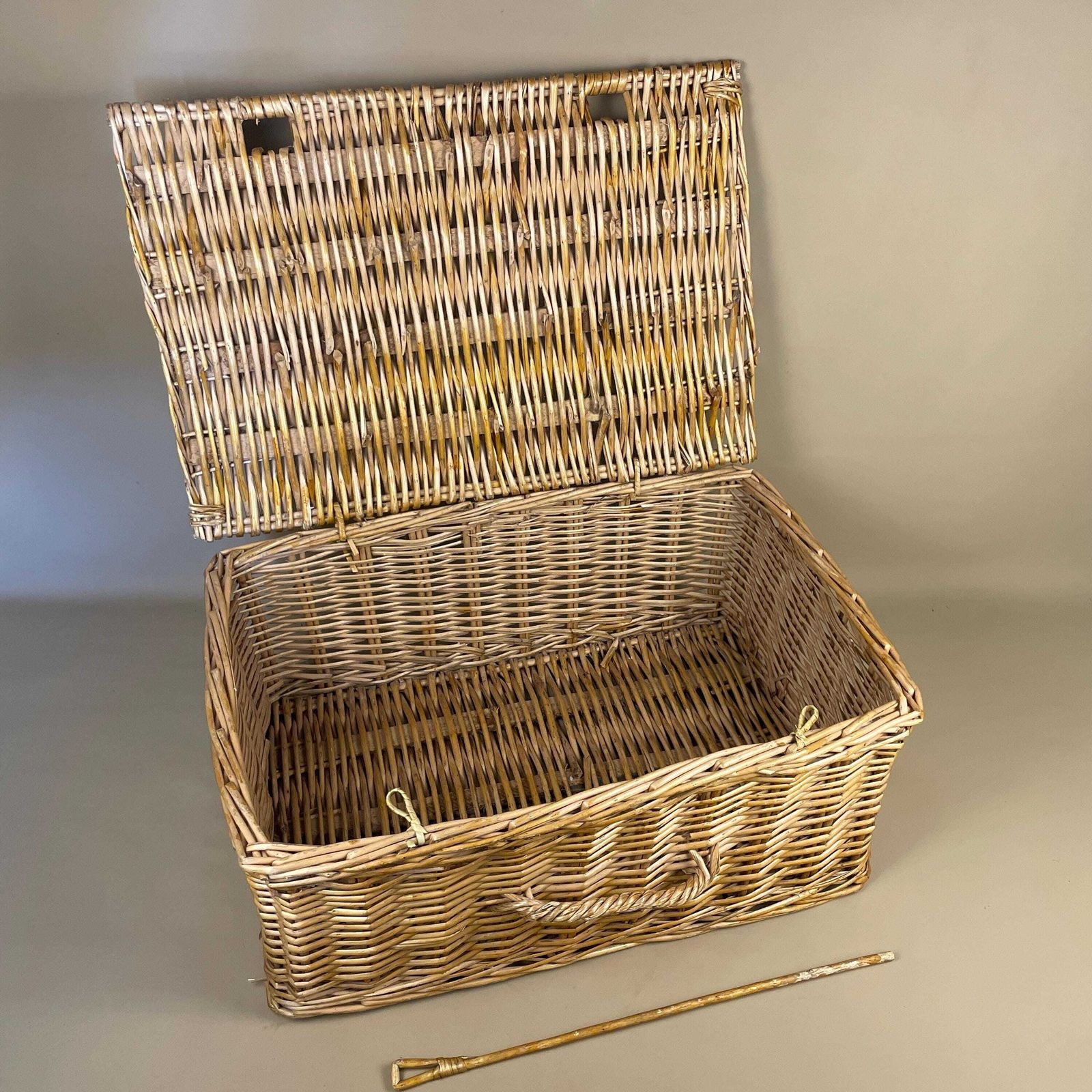 Rectangle Basket Woven Wicker Brown Antique Storage Lidded Lid Log Toys Tidy Handle Vintage Rectangle Lockable Picnic photo vintage