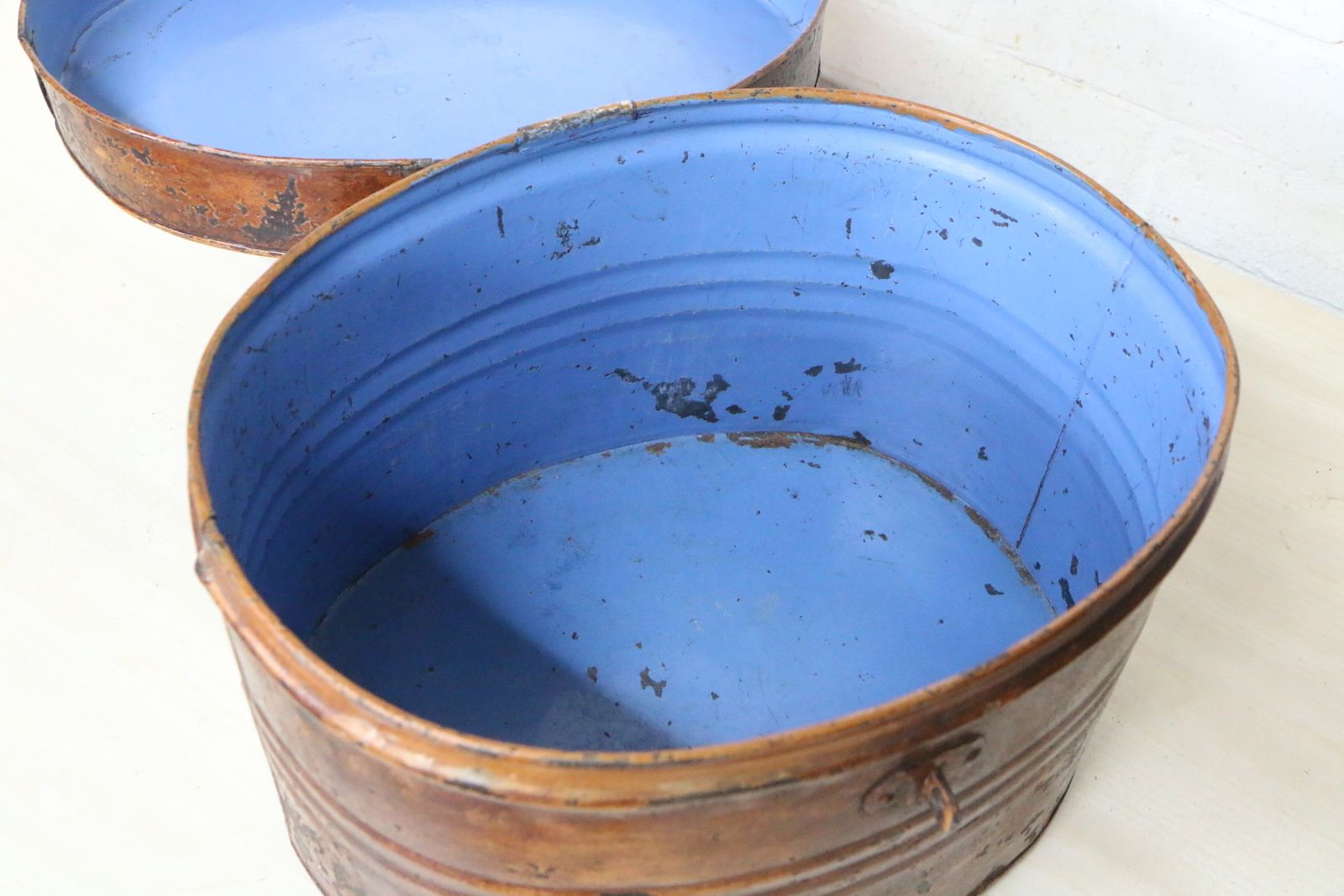 photo vinterior Antique Metal Hat Box Toleware Tin Lovely Patina + Hasp Very Decorative