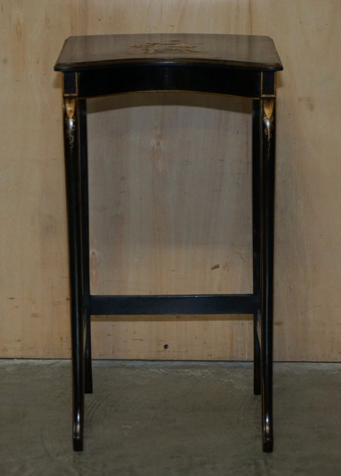 photo vintage Nest Of Three Circa 1900 Chinese Chinoiserie Lacqurered Side Kidney Tables
