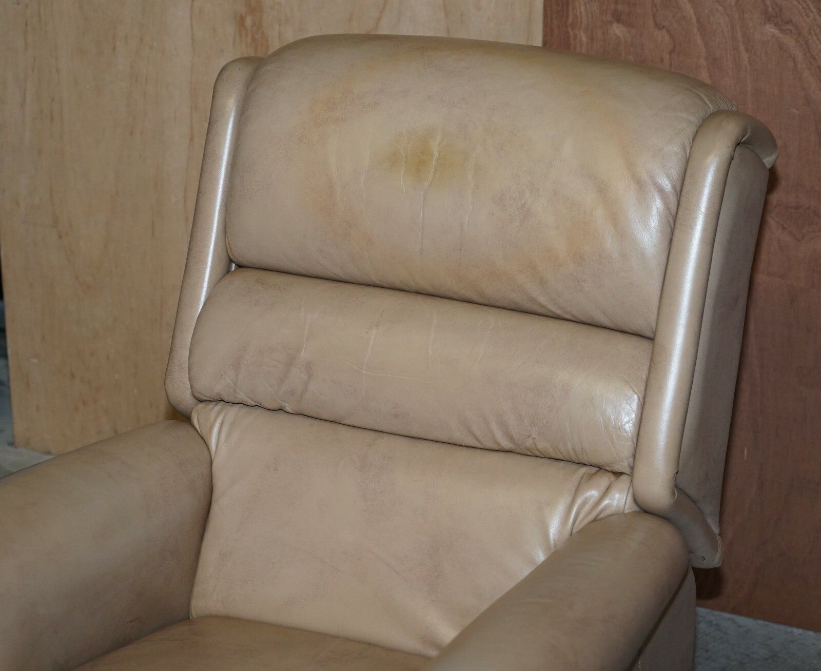 Comfortable Pair Of Rrp £2858 Sherborne Nevada Reclining Armchairs In Leather photo 1350.0