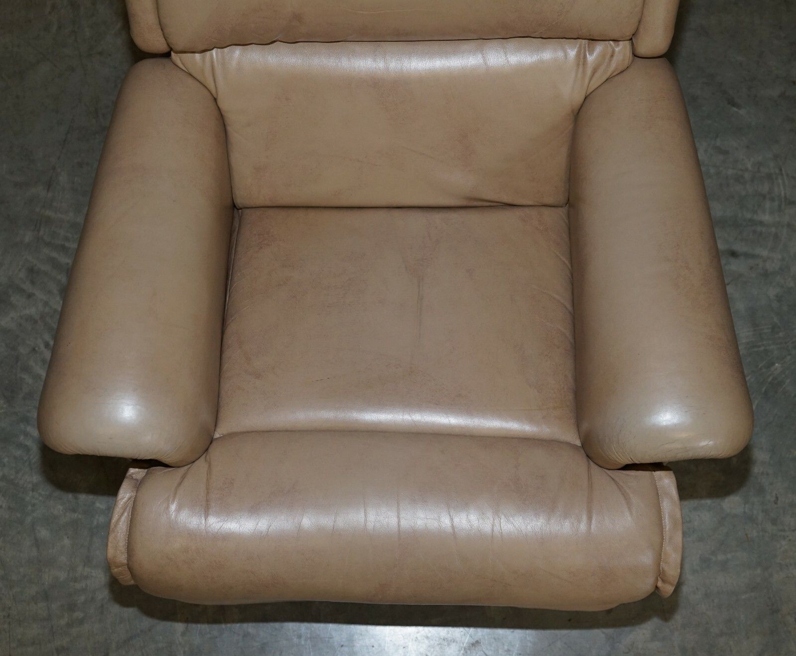 Comfortable Pair Of Rrp £2858 Sherborne Nevada Reclining Armchairs In Leather photo vinterior