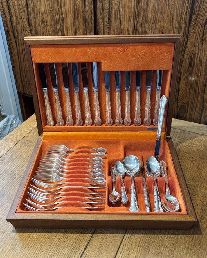 Silver Plate 6 Serving Cased Canteen Of Cutlery