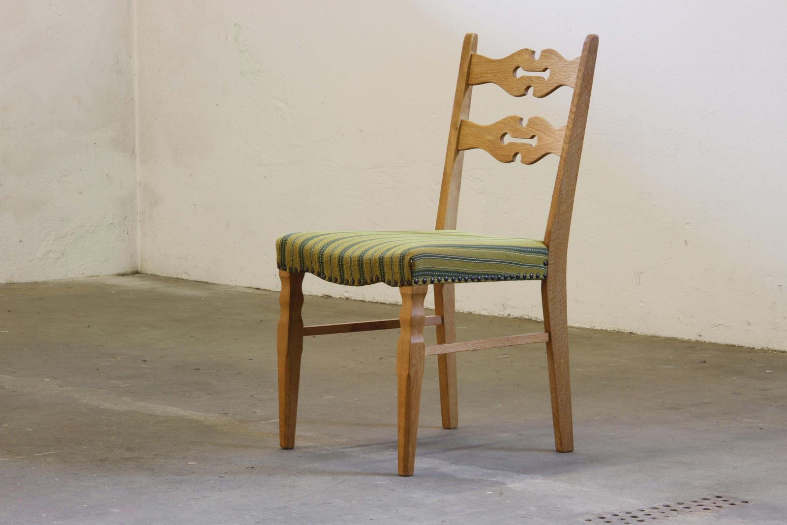 photo furniture Vintage 1960s Brualist Danish Modern Oak Dining Chairs Style Of Henning Kjærnulf