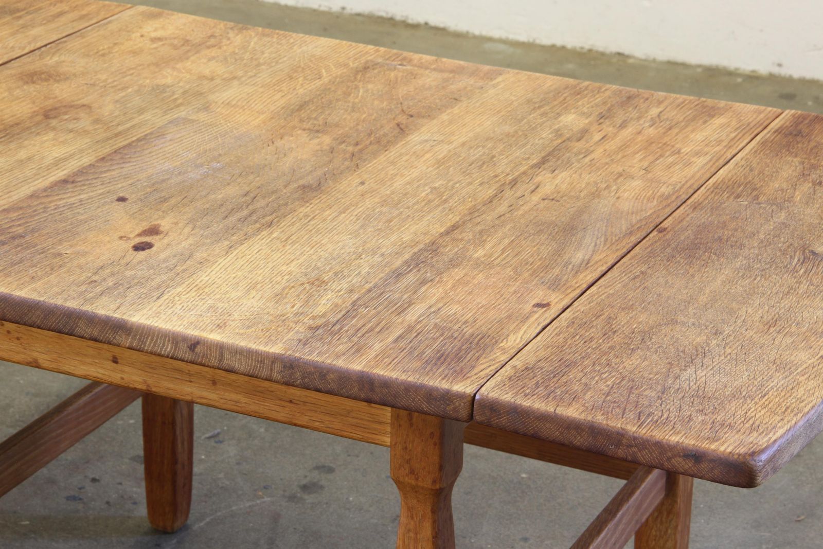 photo vintage 1960s Mid Century Brutalist Danish Coffee Table In Oak Attributed To Kjærnulf