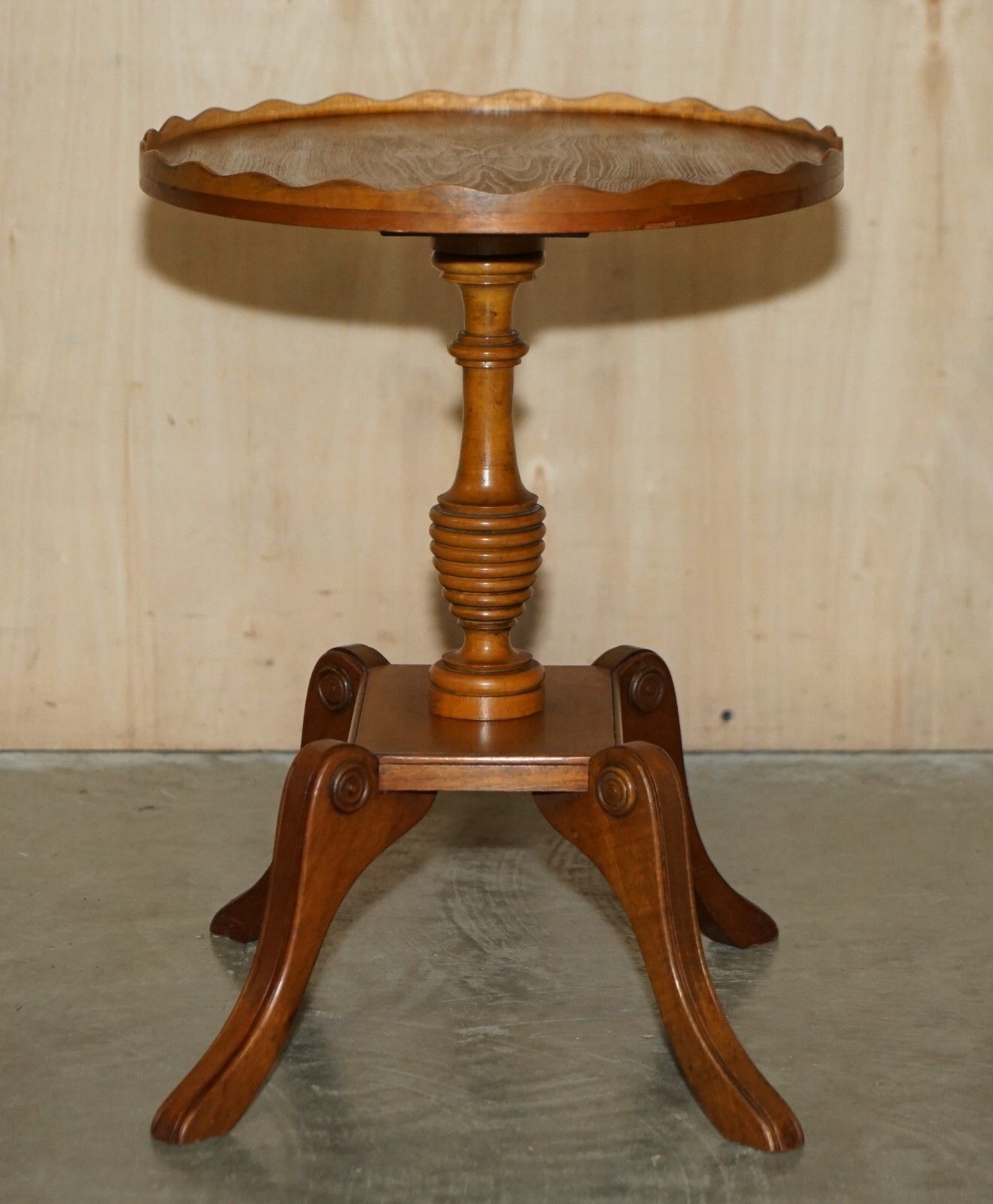 photo vintage Pair Of Burr Yew Wood Beresford & Hicks Side End Lamp Tables With Gallery Rail