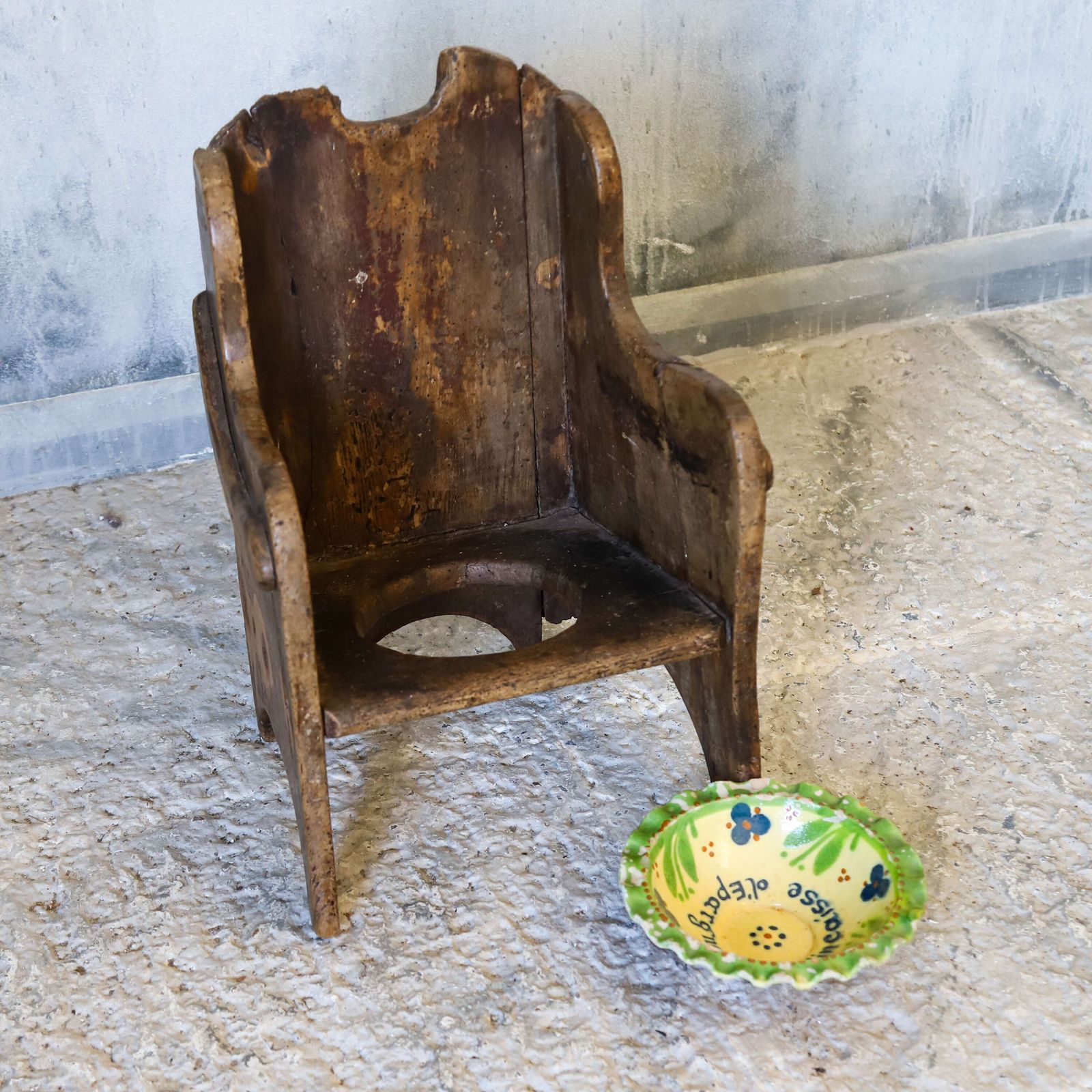 photo furniture 18th‑Century Welsh Painted Sycamore Child’s Commode Chair
