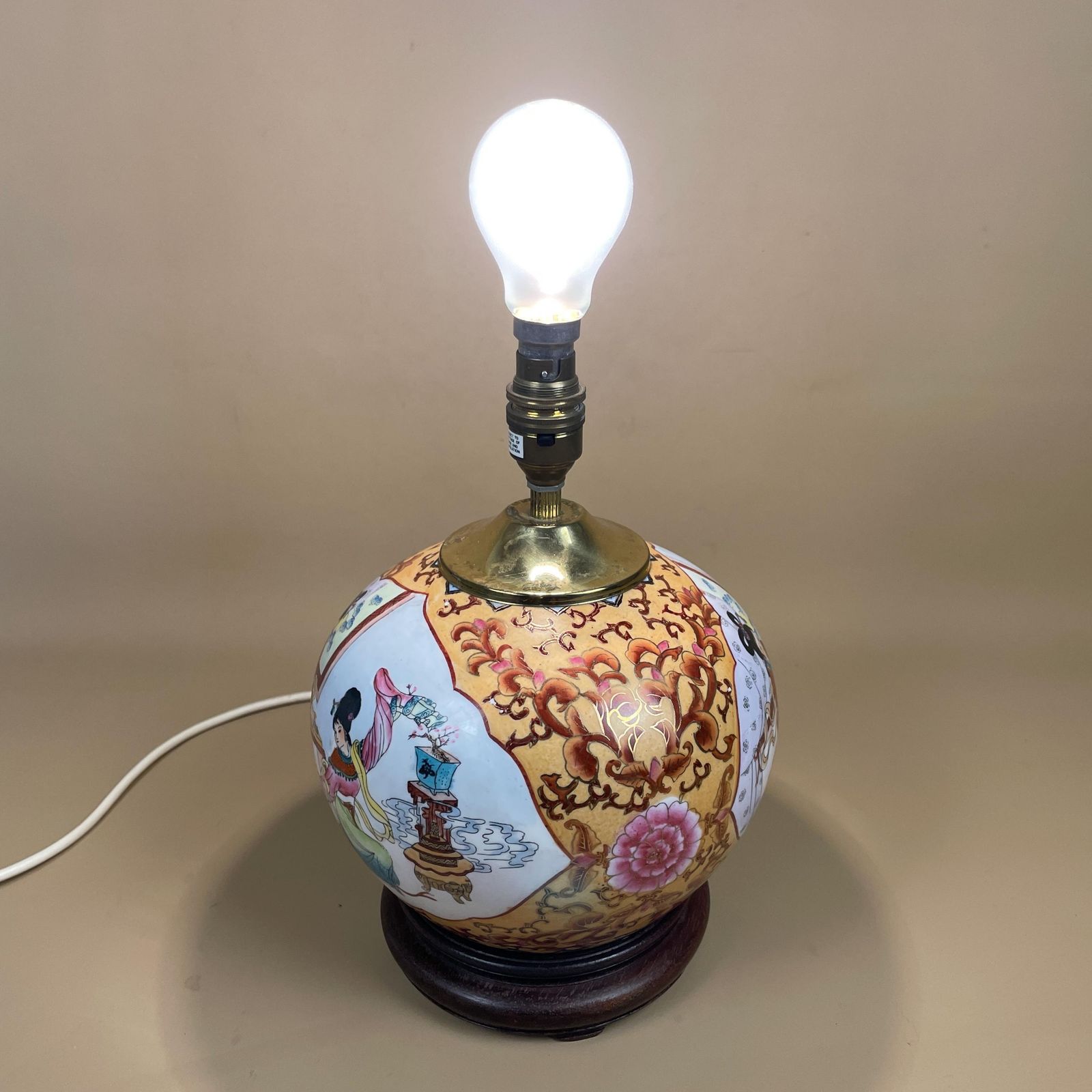photo furniture Vintage Ceramic Patterned Oriental Lamp Bedside Table Light Vase Pottery Round Antique Pattern Hand Painted Gold Brass Wooden Wood Japanese