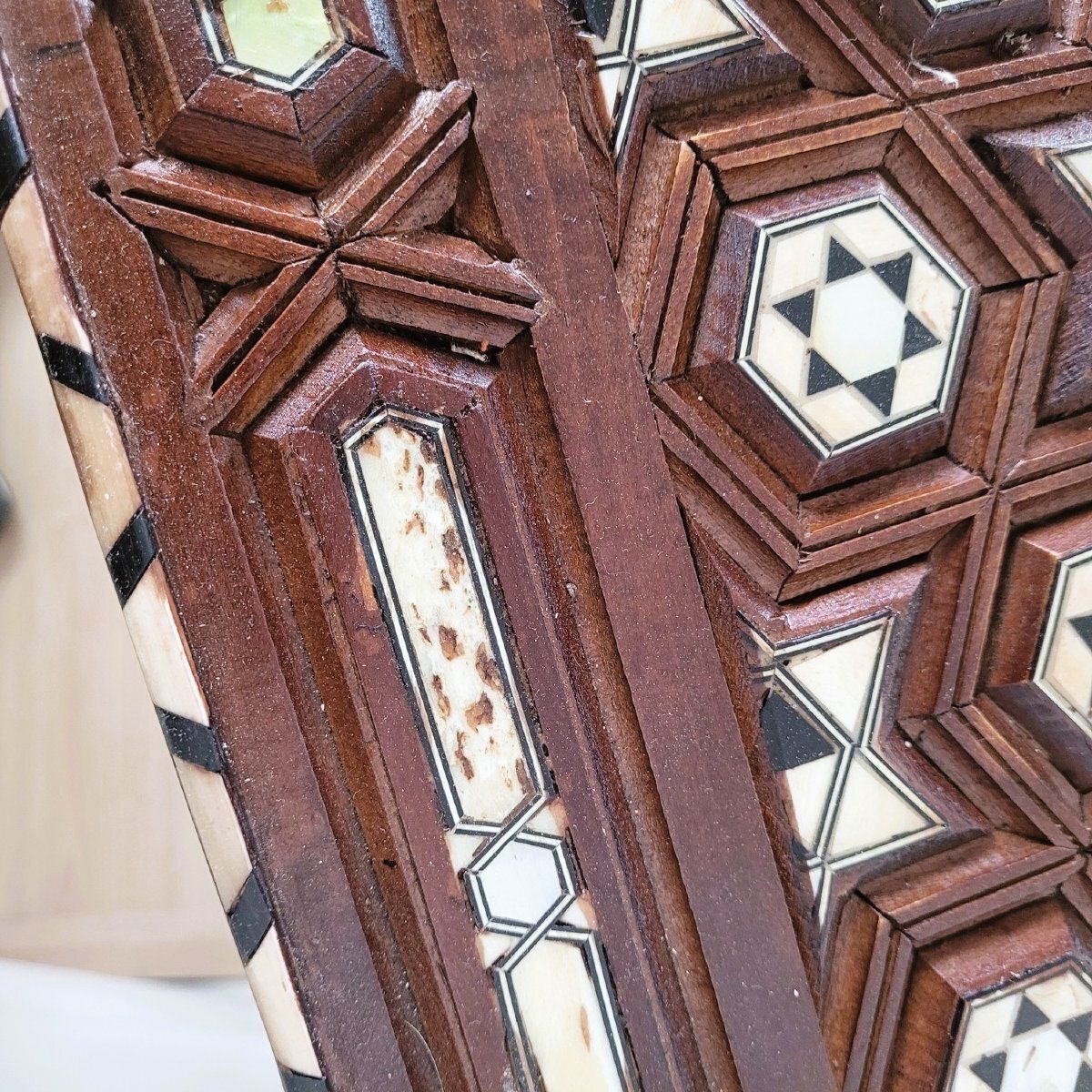 photo furniture Oriental Center Table In Wood, Mother Of Pearl And Bone Marquetry, 20th Century