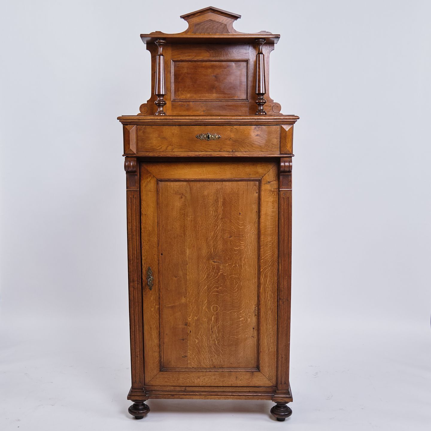 Cabinet – Hand Polished Mahogany – Decoration & Round Legs – Circa 1880