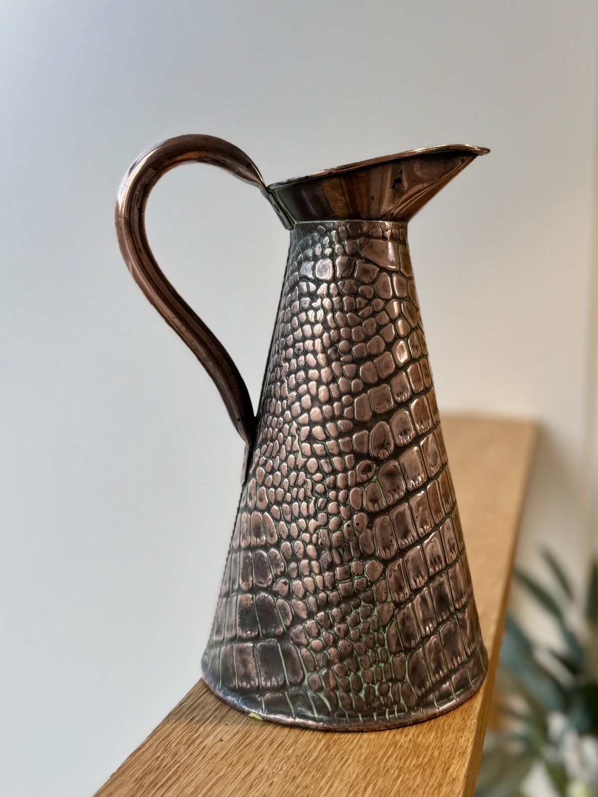 photo vinterior Antique Joseph Sankey & Sons Alligator/Lizard Textured Copper Jug Or Vase