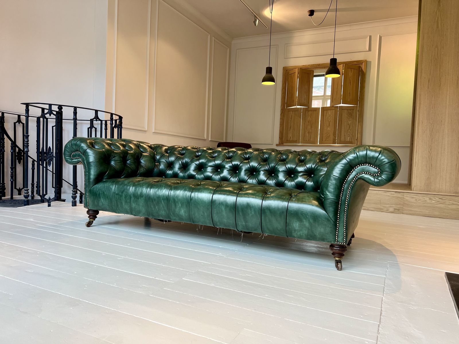 photo furniture Antique 19thc Howard & Sons Chesterfield Sofa   Fully Restored   Can Be Dyed The Colour Of Your Choice