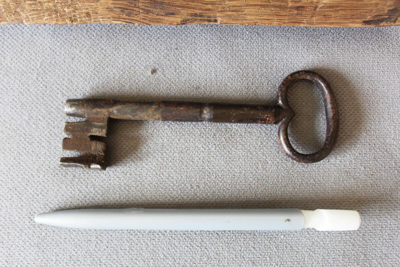 Groot Antiek Frans Boerenhoeve Deurslot Van Hout En Smeedijzer Met Sleutel – Handgemaakt, Geschikt Voor Restauratie, Buitendeur, Landelijke Stijl photo furniture