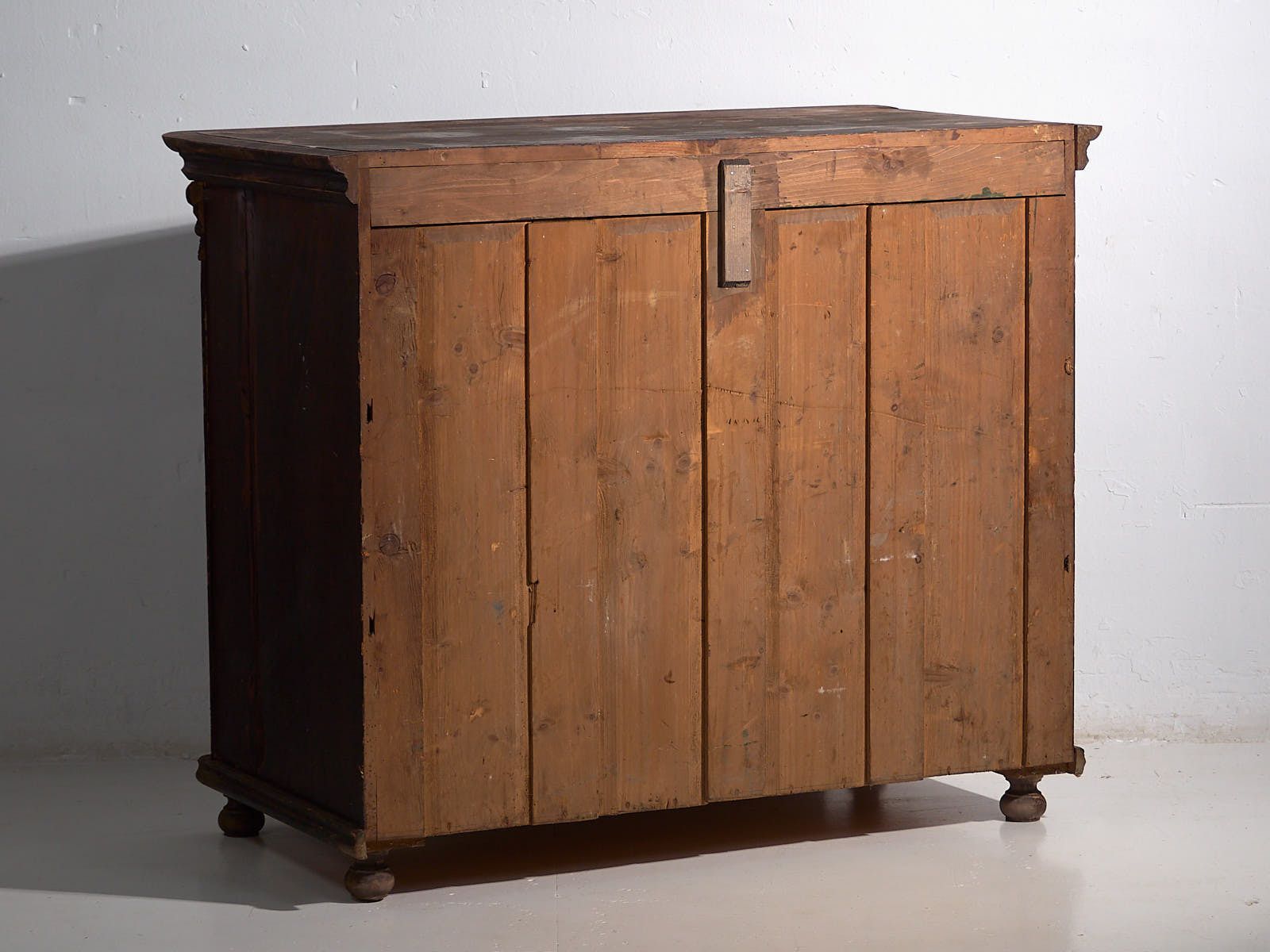 photo furniture Antique Chest Of Drawers With Dark Patina (C.1920)