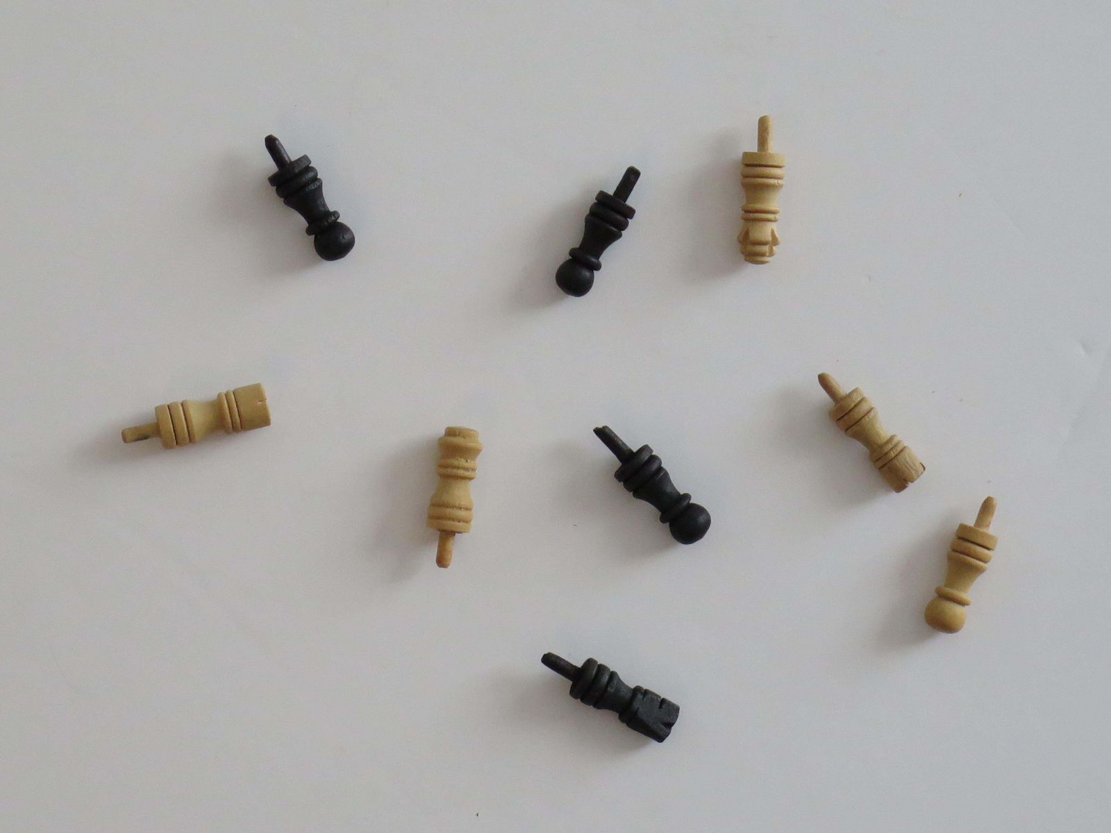 photo vinterior Miniature Travelling Chess Set Game Handmade In Walnut Inlaid Box, Circa 1940s
