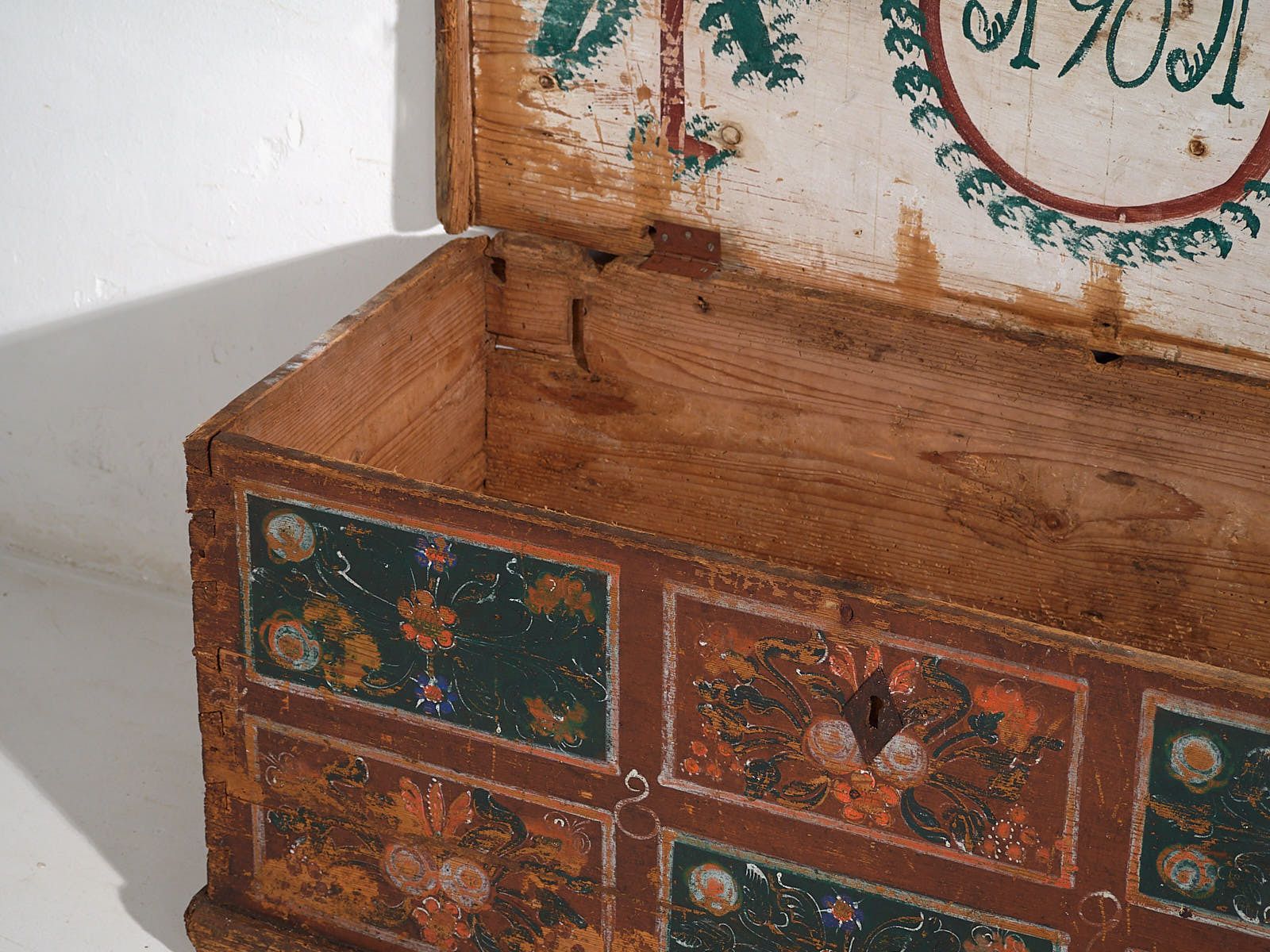 photo furniture Antique Storage Trunk With Floral Decoration (Year 1895) #102