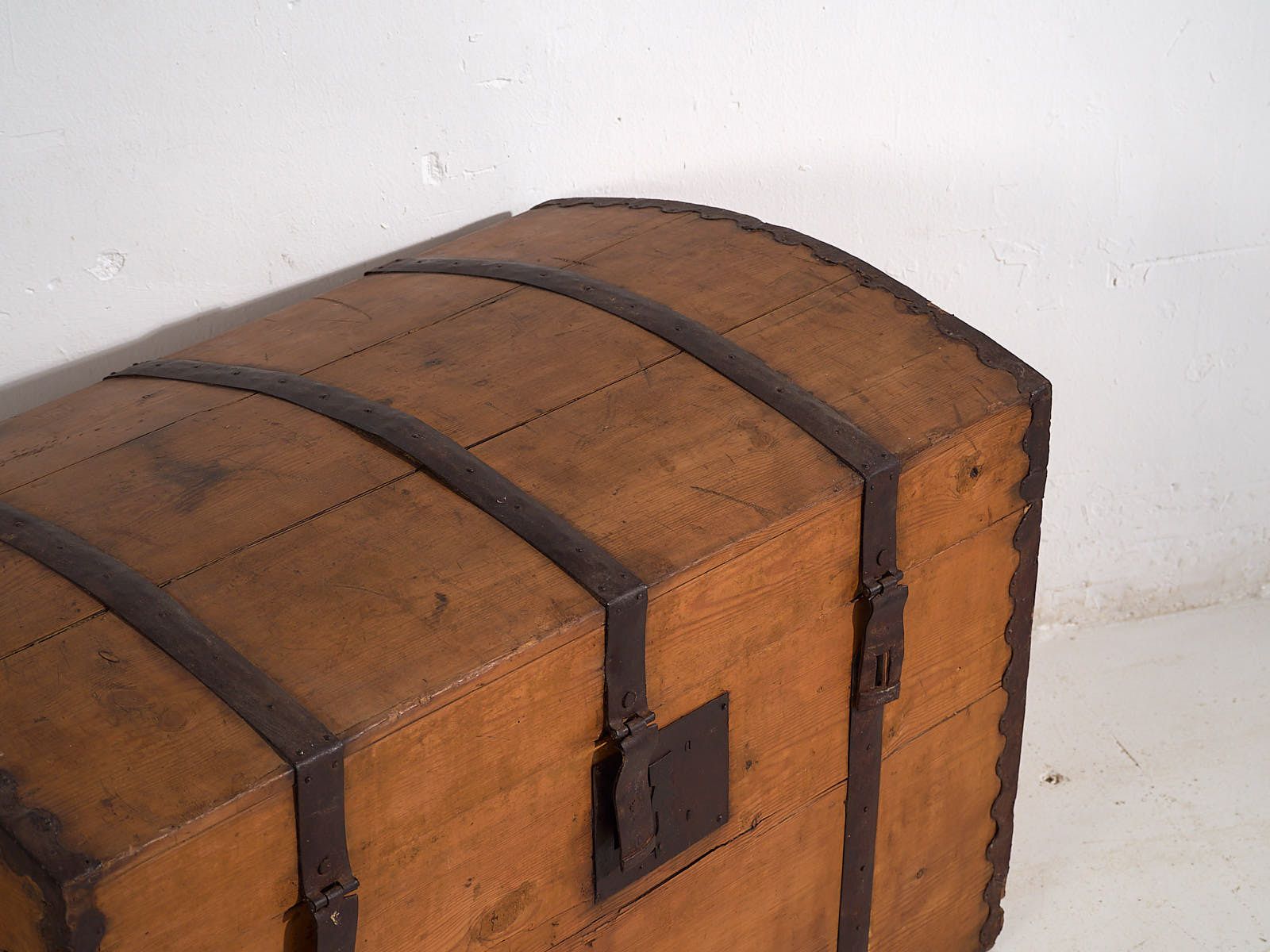 Antique Trunk With Metal Structure (C.1900) #80 photo furniture