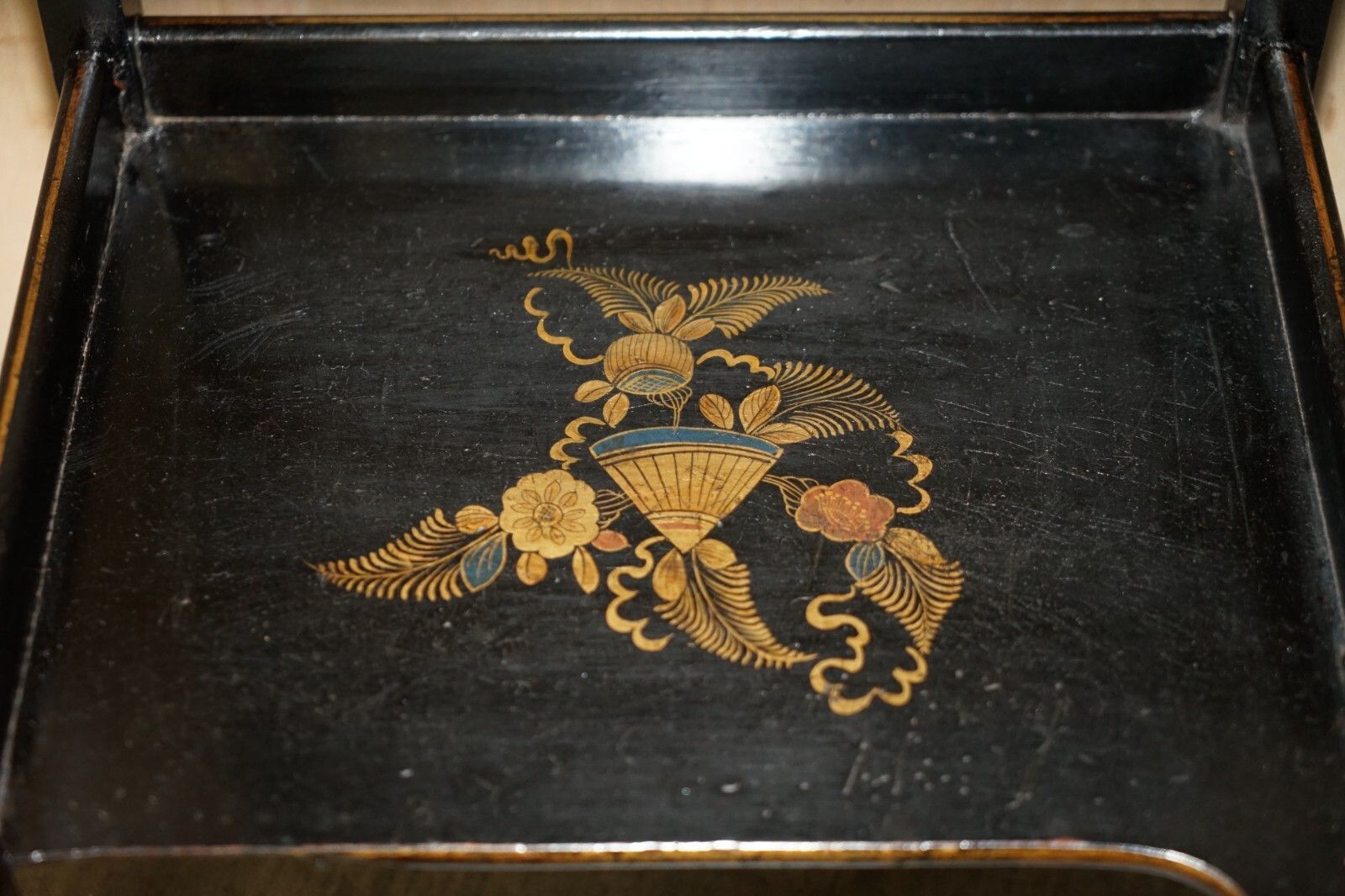 photo vintage Nest Of Three Circa 1900 Chinese Chinoiserie Lacqurered Side Tables Hand Painted