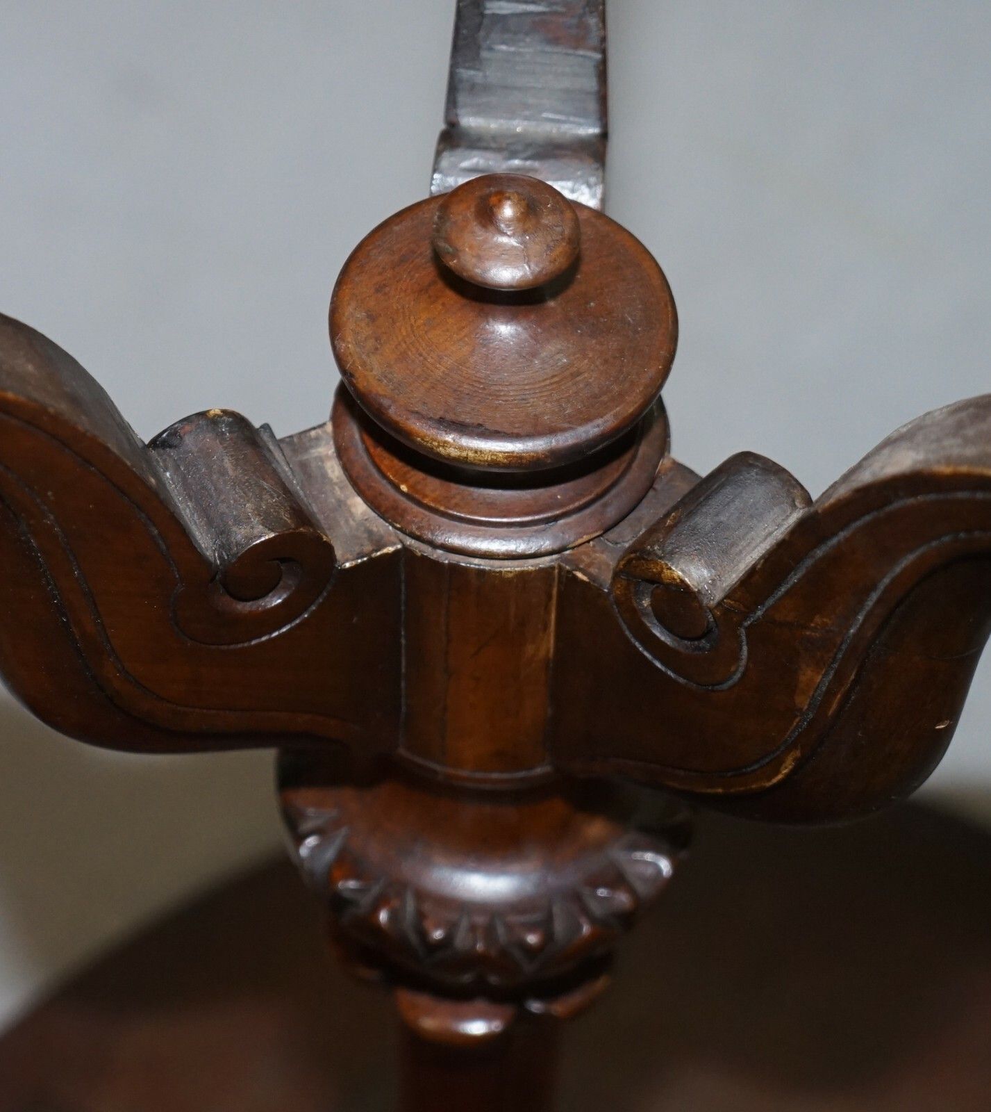 950.0 Victorian Burr Quarter Cut Walnut Oval Side End Lamp Tripod Table Ornately Carve photo