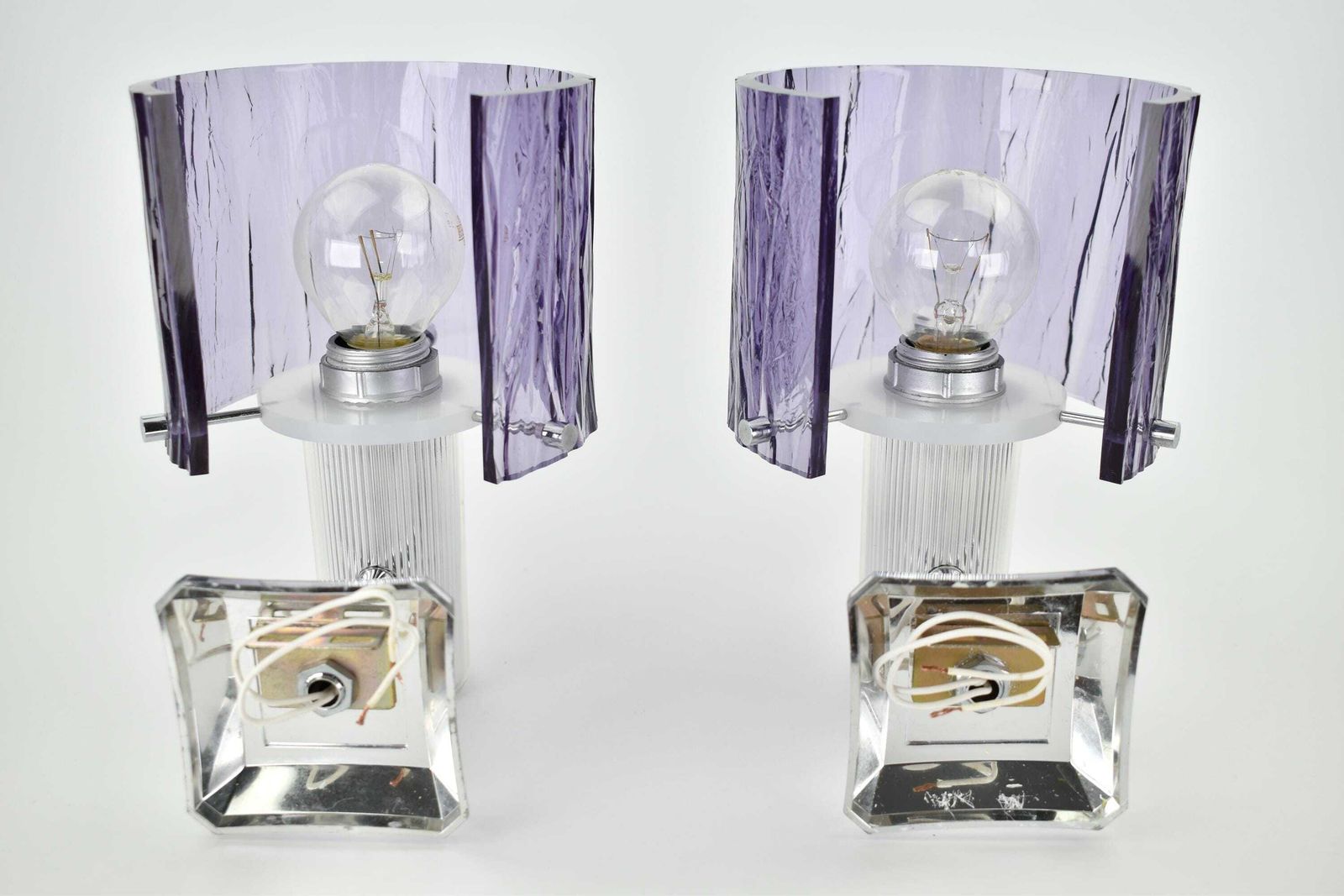 photo for sale Mid Century Modern Amethyst Wandlampen Zilveren Verlichting | Vintage Armaturen Nachtkast Paars Frans Ijsglas Mcm Midmod Jaren 1960 1970 Modernistisch