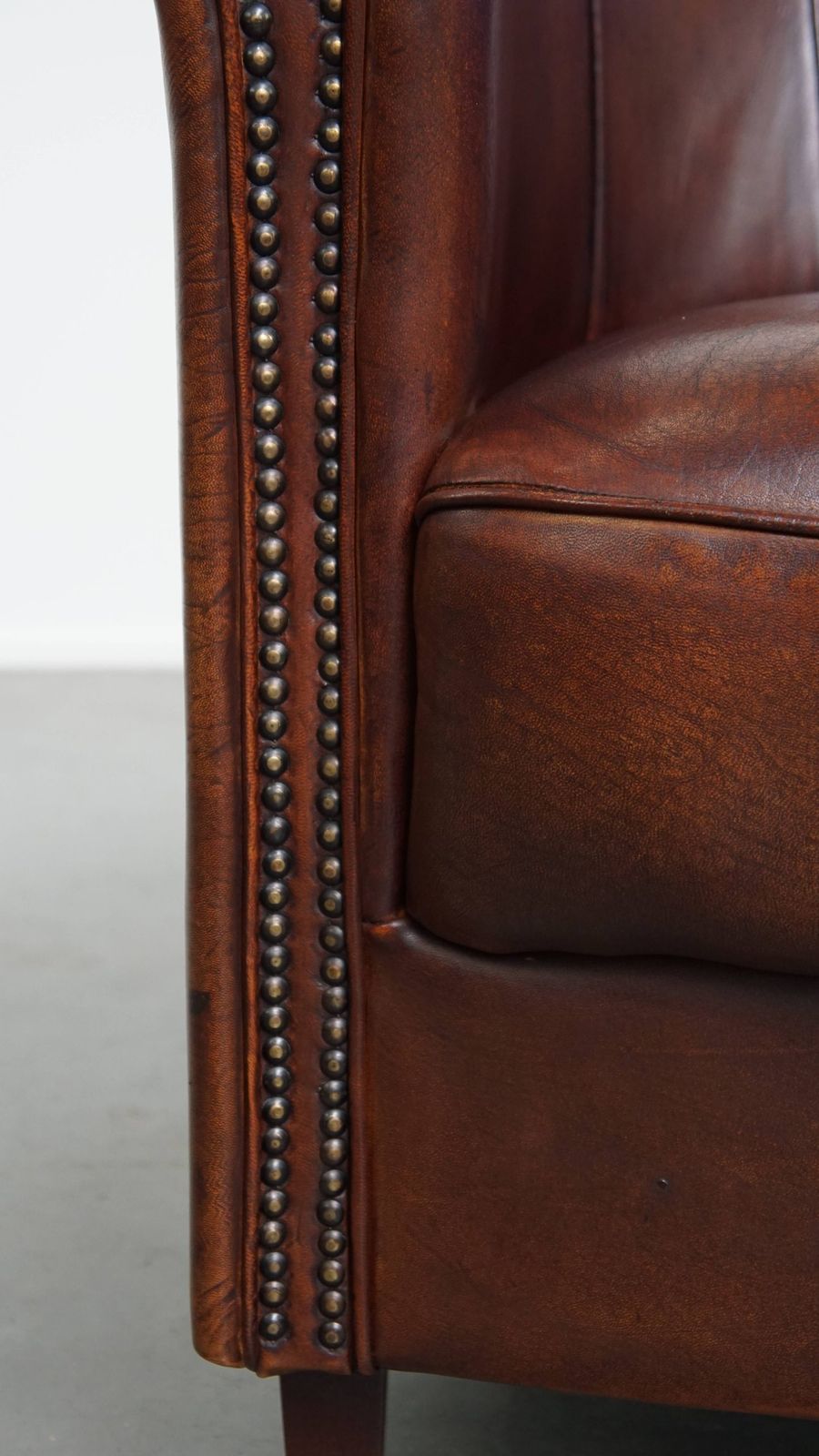 photo for sale Elegante Schapenleren Club Fauteuil In Een Mooie Donkere Cognackleur