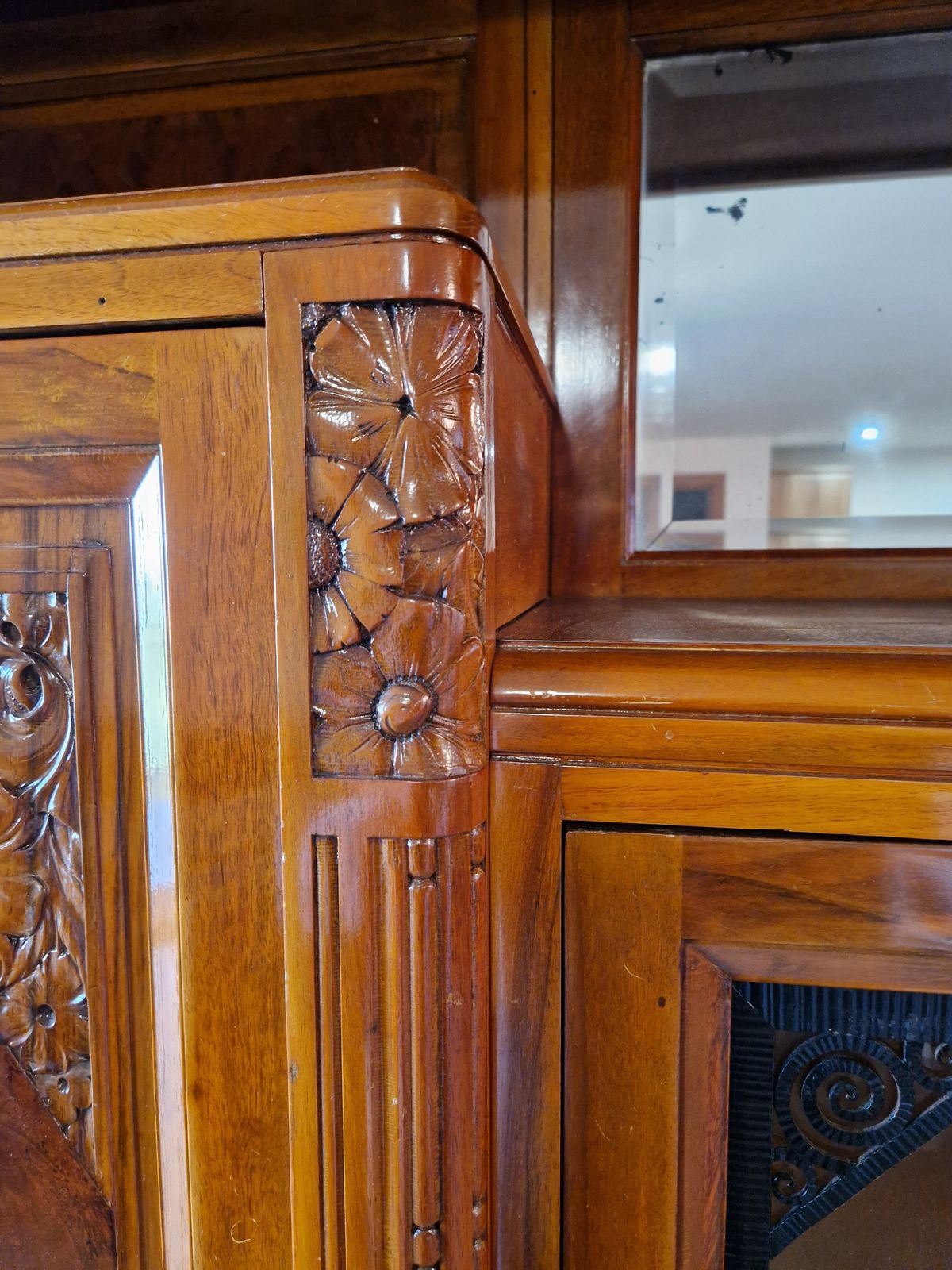 photo vinterior Liberty Exceptional Cherrywood Display Cabinet W. Engravings, Inlays, Glass