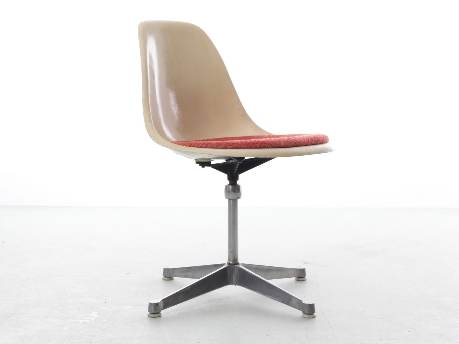 Set Of 4 Space Age Swivel Chairs. Original Upholstery. Charles Eames – Herman Miller. photo furniture