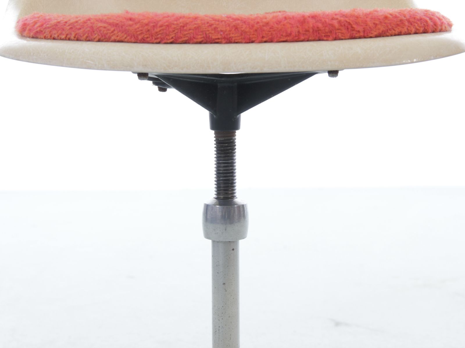 Set Of 4 Space Age Swivel Chairs. Original Upholstery. Charles Eames – Herman Miller. photo for sale