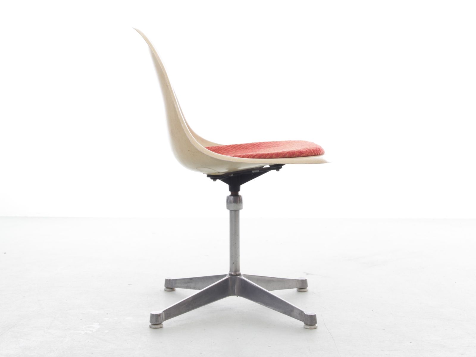 Set Of 4 Space Age Swivel Chairs. Original Upholstery. Charles Eames – Herman Miller. photo 5200.0