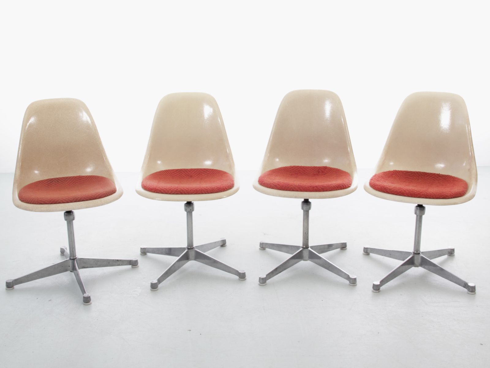 Set Of 4 Space Age Swivel Chairs. Original Upholstery. Charles Eames – Herman Miller.