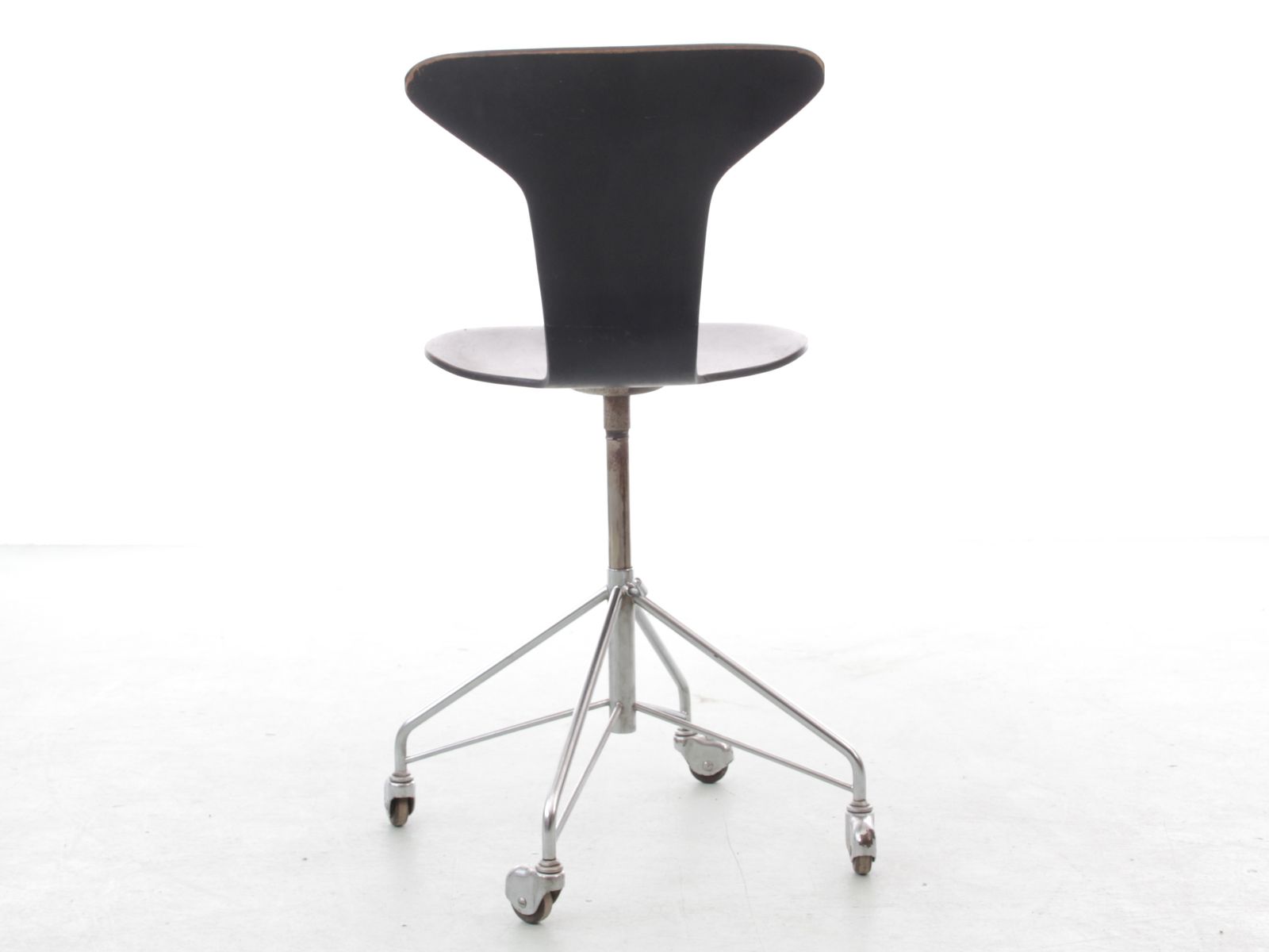 1800.0 Mid Century Modern Scandinavian Desk Chair Model Munkegaard By Arne Jacobsen For Fritz Hansen photo