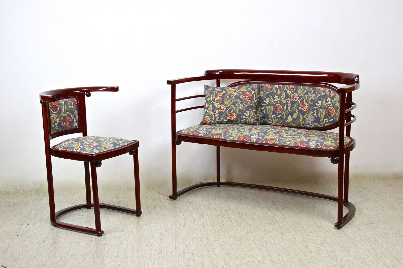 photo vintage 20th Century Art Nouveau "Fledermaus" Bentwood Seating Set By Kohn, At Ca. 1907
