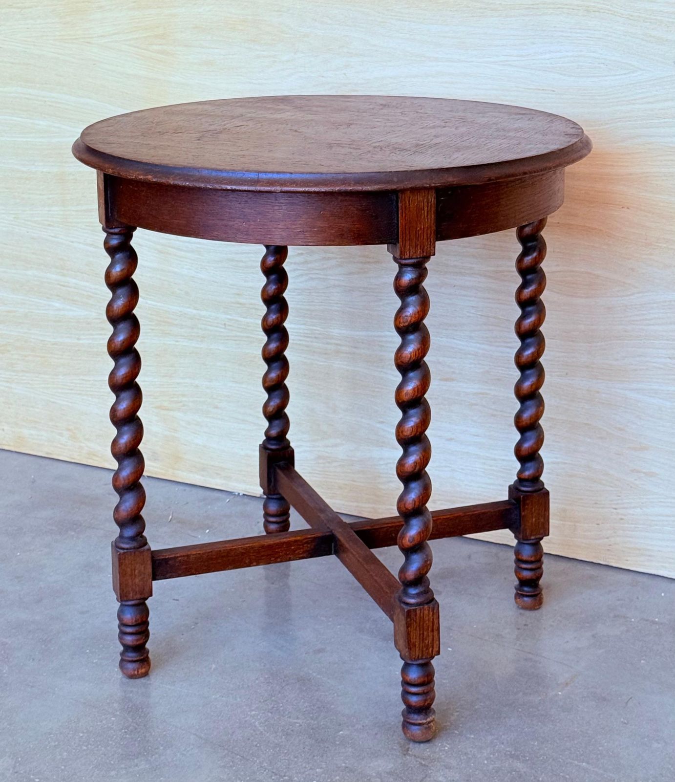 Table d'appoint espagnole en noyer, plateau rond à bords biseautés et pieds torsadés, début du XXe siècle photo furniture