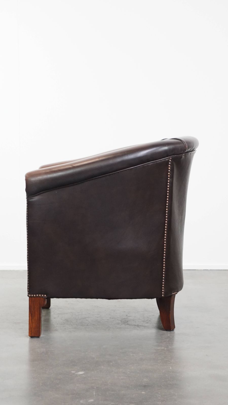 Elegante En Comfortabele Engelse Stijl Leren Club Fauteuil In Een Mooie Donkere Kleur photo 754.0