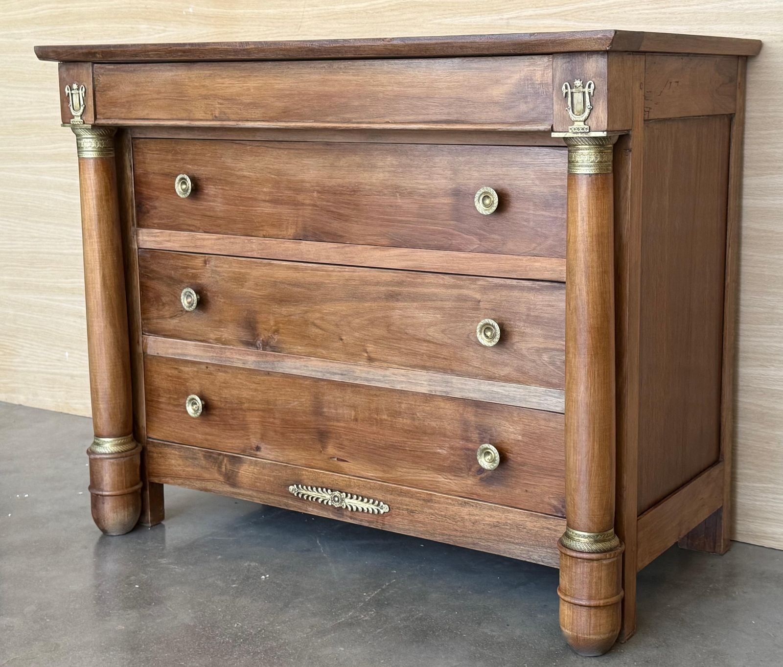 Commode Empire française à quatre tiroirs en acajou, bords dorés, vers 1830 photo Mobilier