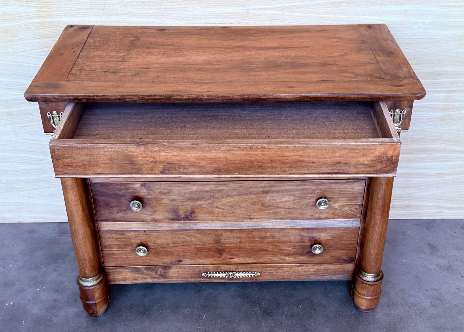 Commode Empire française à quatre tiroirs en acajou, bords dorés, vers 1830 photo vinterior