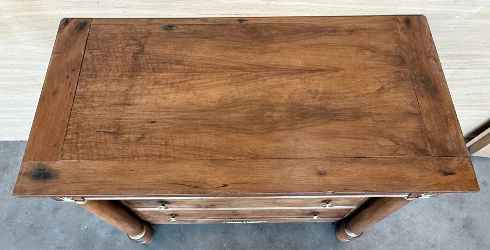 Commode Empire française à quatre tiroirs en acajou, bords dorés, vers 1830 photo vintage