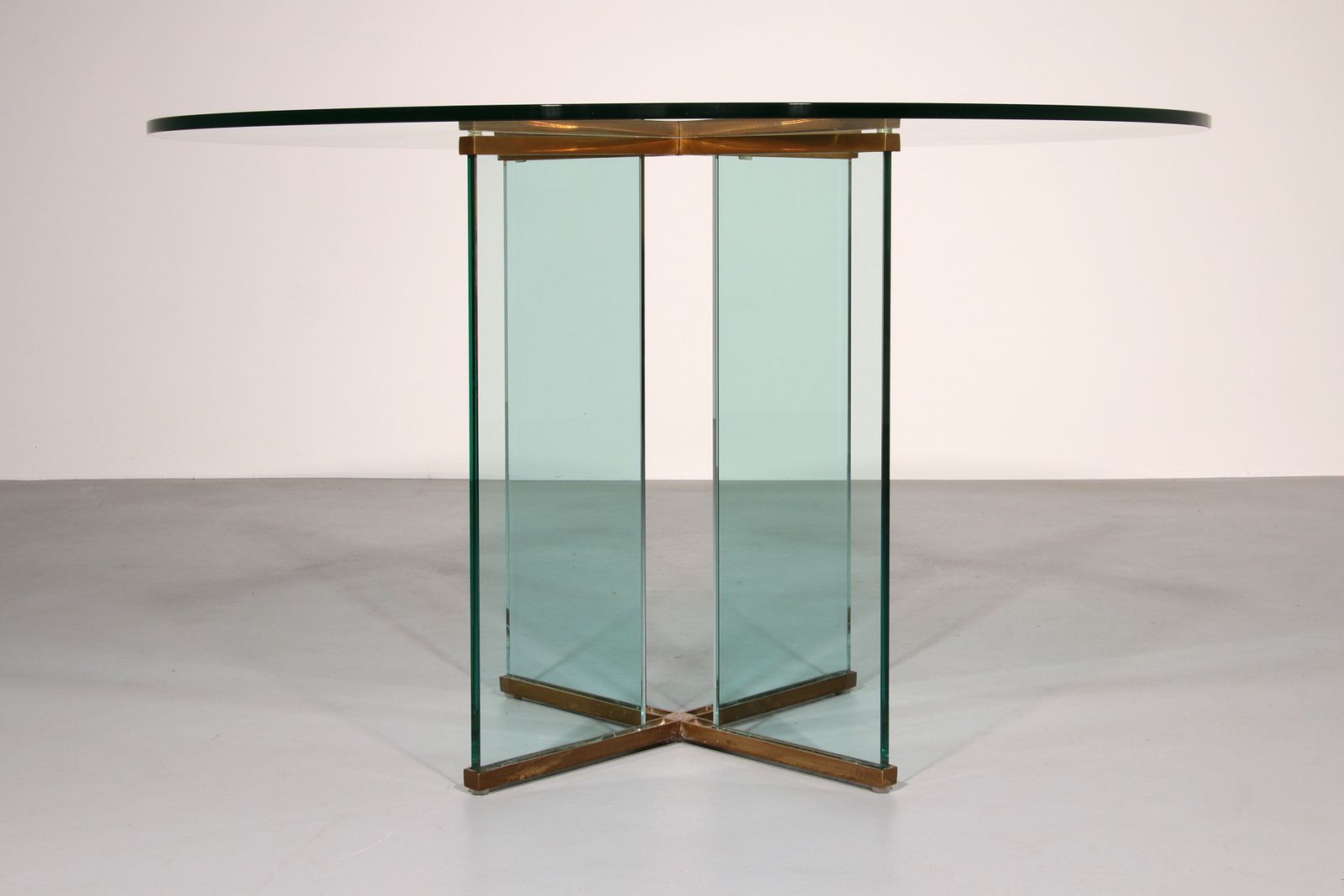 "Iconic Peter Ghyczy Round Design Table – Timeless Elegance In Perfect Condition photo vinterior