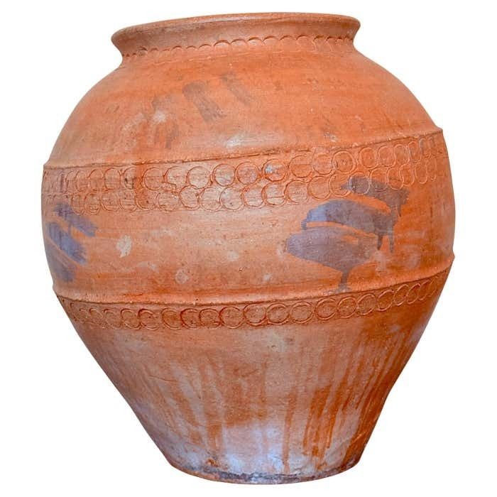 Rare pot à fleurs en terre cuite sculpté à la main, France, XVIIIe siècle