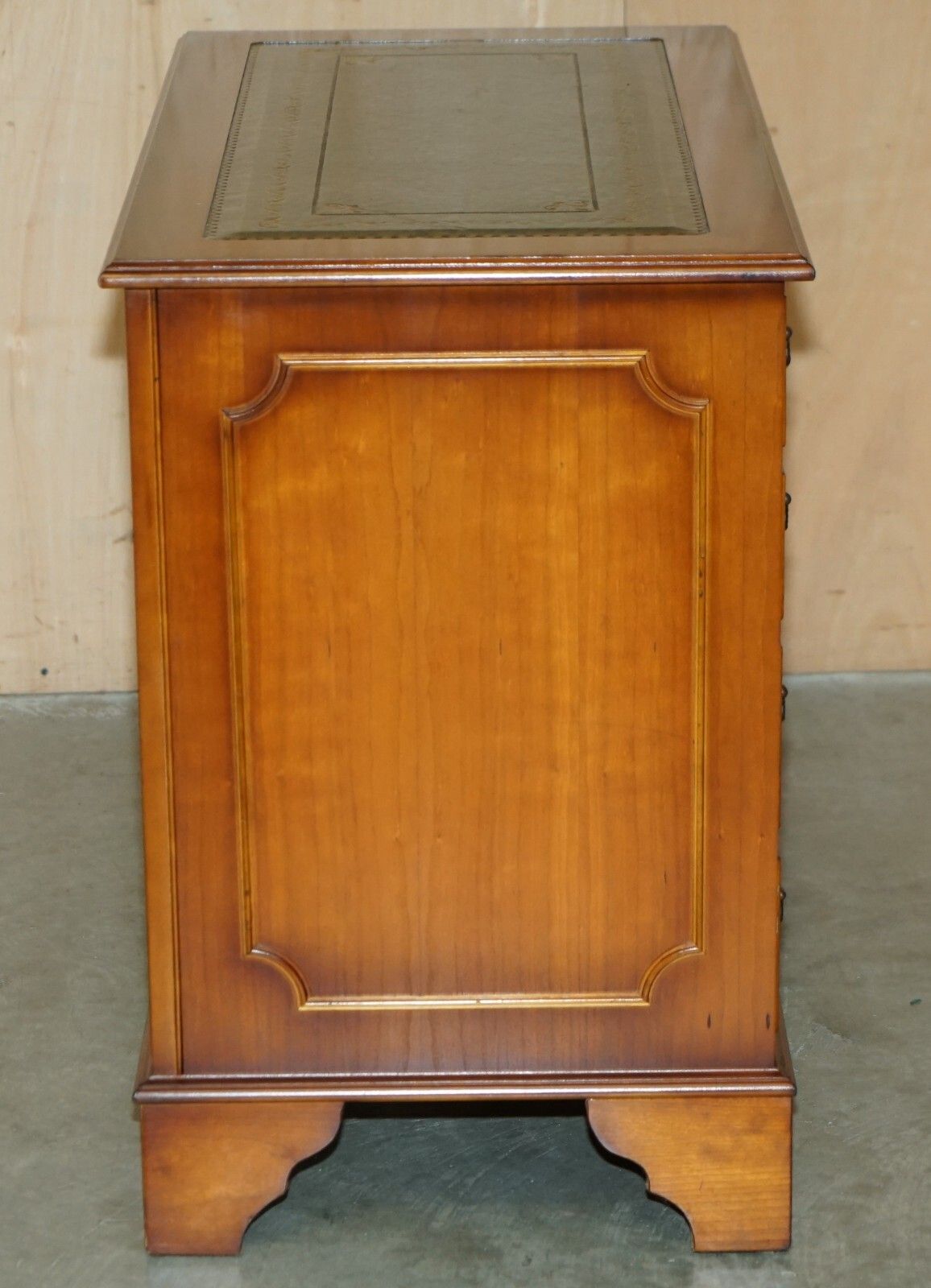 photo vinterior Stunning Small Burr & Burl Yew Wood With Green Leather Top Twin Pedestal Desk