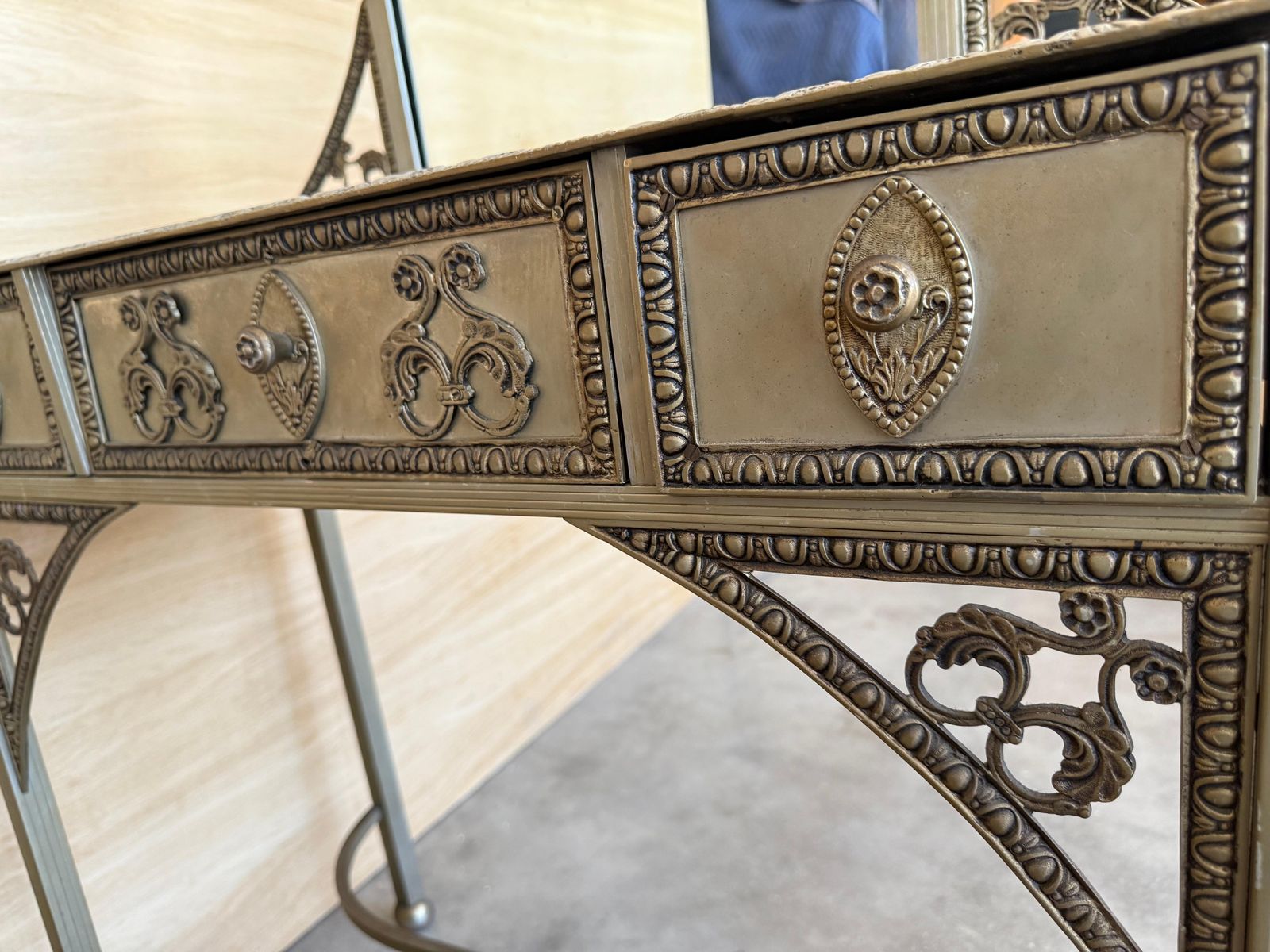 photo vinterior Coiffeuse française en bronze et miroir, XIXe siècle