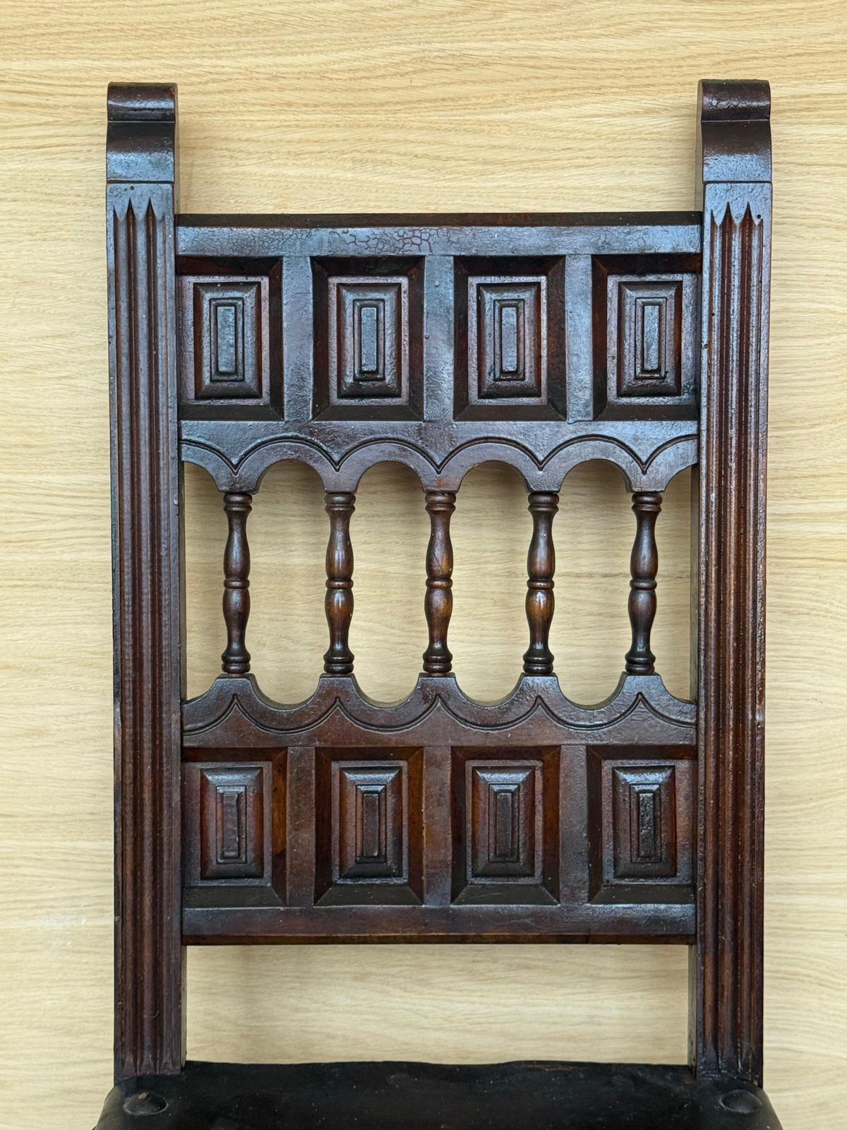 Ensemble de six chaises espagnoles d'époque XIXe siècle, assise et dossier en cuir, sculptées à la main photo vintage
