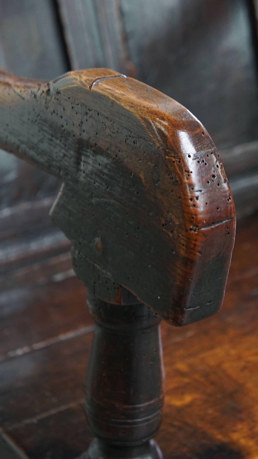 photo buy Statige Antieke Eikenhouten Wainscot Stoel / Zijstoel Uit De 17e Eeuw Met Warme Kleurstelling