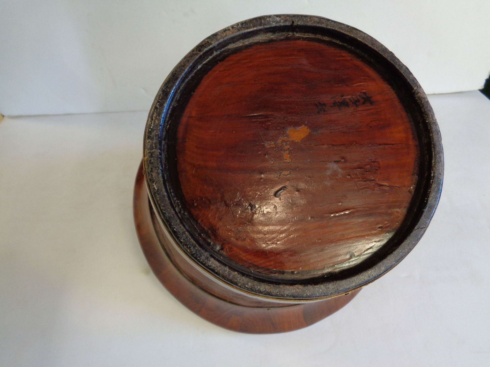 Early 20th Century Chinese Water Bucket photo vinterior